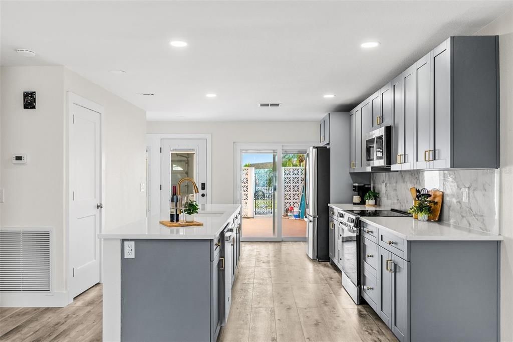 For Sale: $550,000 (2 beds, 2 baths, 1660 Square Feet)