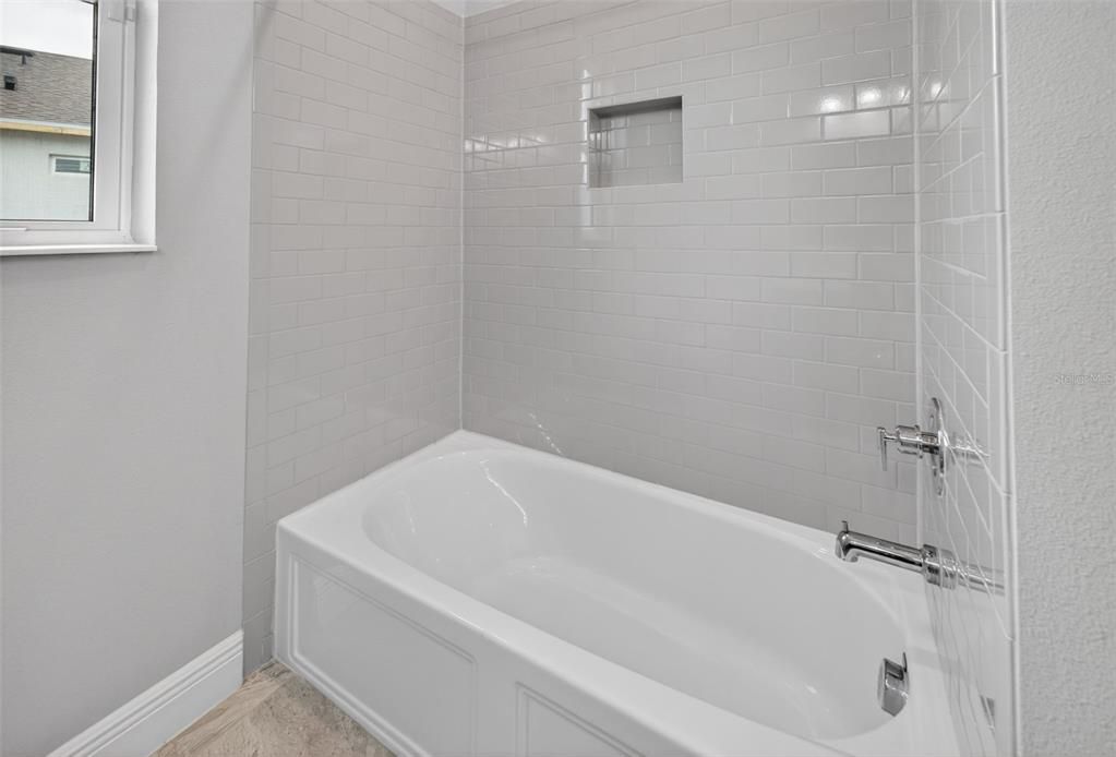 Activo con contrato: $749,000 (3 camas, 3 baños, 2630 Pies cuadrados)
