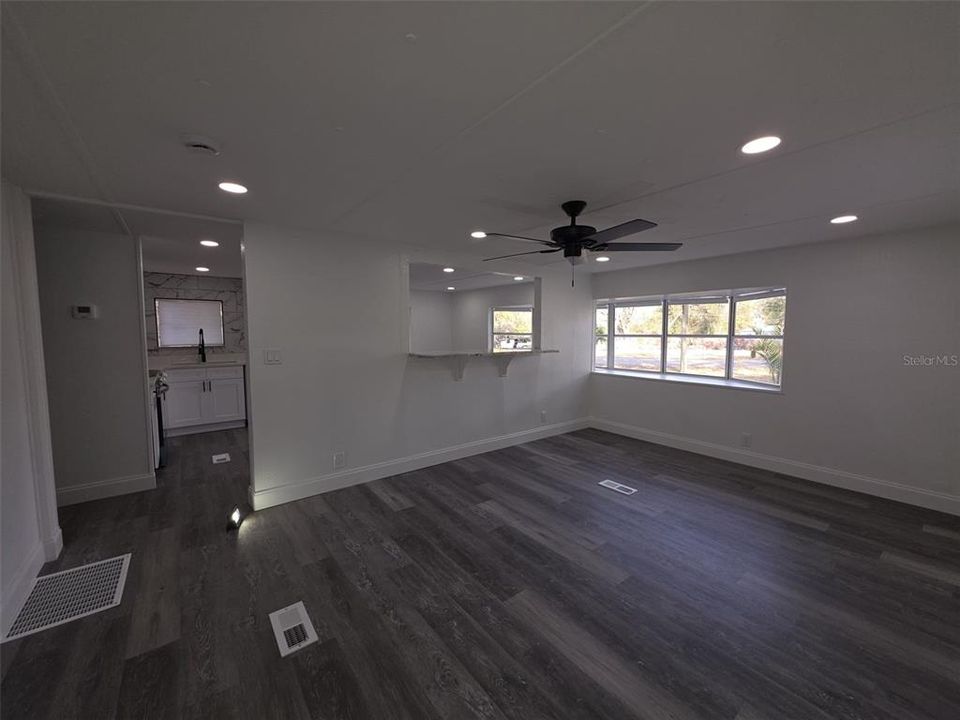 Active With Contract: $169,900 (3 beds, 3 baths, 1456 Square Feet)