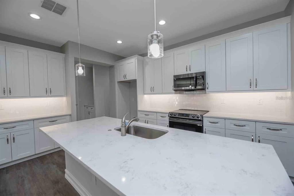 En Venta: $545,000 (4 camas, 3 baños, 2412 Pies cuadrados)