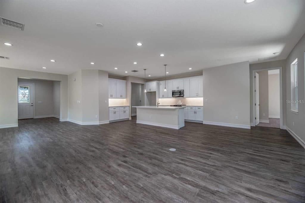 En Venta: $545,000 (4 camas, 3 baños, 2412 Pies cuadrados)