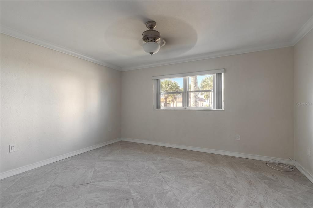 For Sale: $199,900 (2 beds, 1 baths, 952 Square Feet)