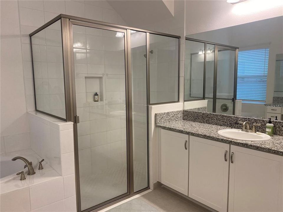 Под контрактом: $3,590 (5 спален, 4 ванн, 2907 Квадратных фут)