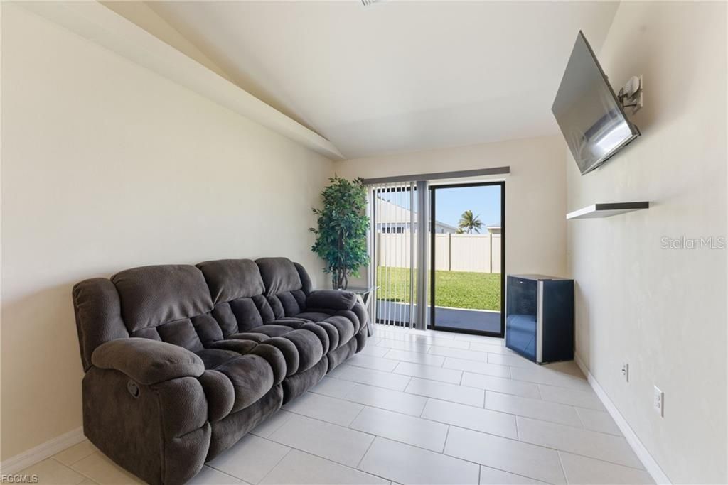 待售: $575,000 (6 贝兹, 0 浴室, 2418 平方英尺)