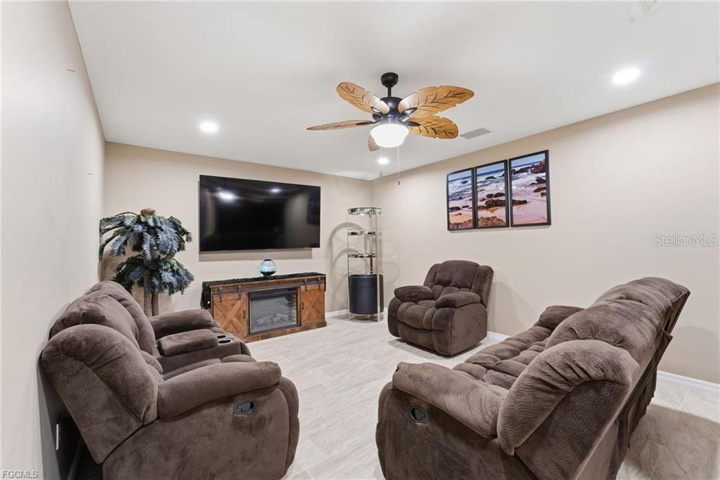 待售: $575,000 (6 贝兹, 0 浴室, 2418 平方英尺)