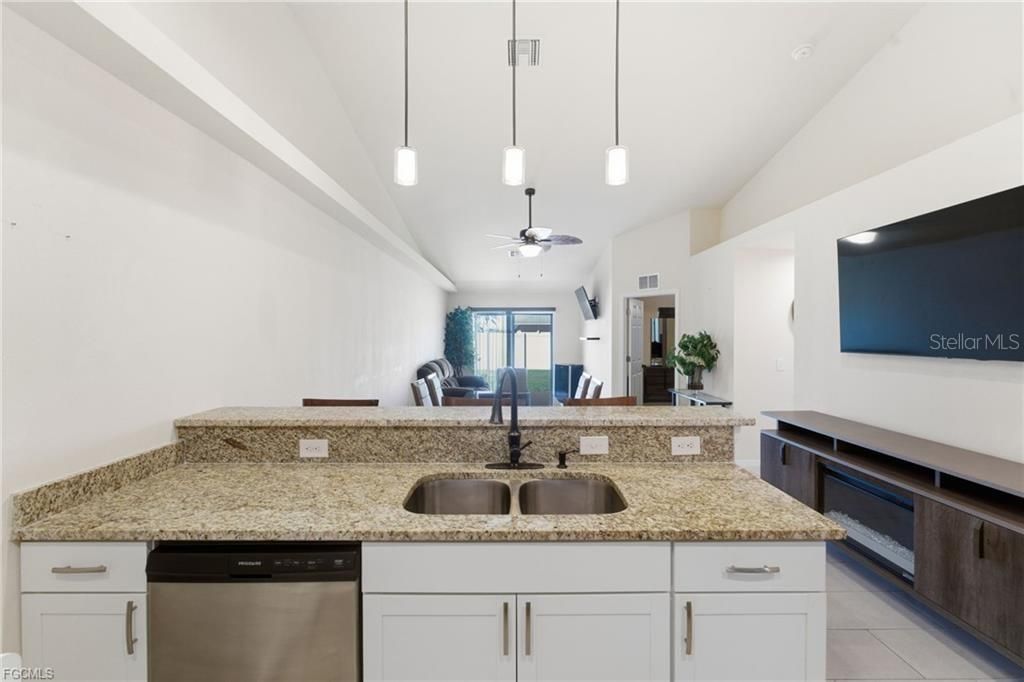 待售: $575,000 (6 贝兹, 0 浴室, 2418 平方英尺)