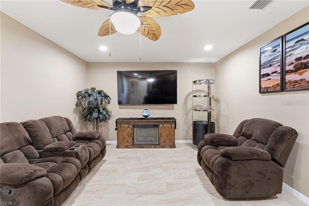 待售: $575,000 (6 贝兹, 0 浴室, 2418 平方英尺)