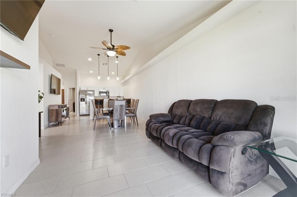 待售: $575,000 (6 贝兹, 0 浴室, 2418 平方英尺)