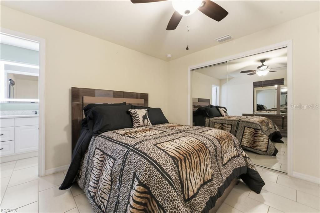 待售: $575,000 (6 贝兹, 0 浴室, 2418 平方英尺)