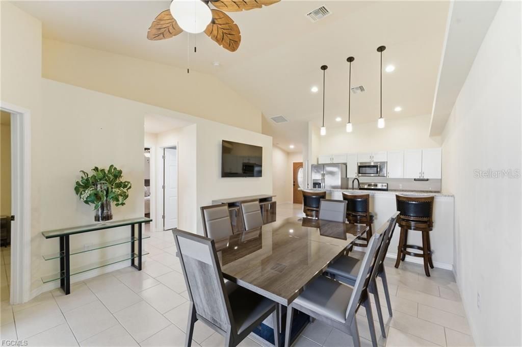 待售: $575,000 (6 贝兹, 0 浴室, 2418 平方英尺)