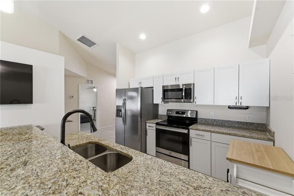 待售: $575,000 (6 贝兹, 0 浴室, 2418 平方英尺)