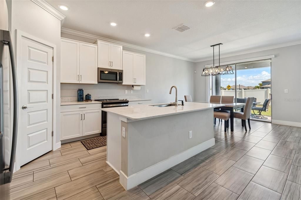 Под контрактом: $465,000 (4 спален, 2 ванн, 2775 Квадратных фут)