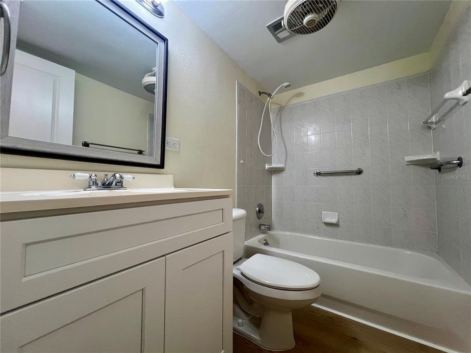 Activo con contrato: $99,900 (2 camas, 1 baños, 900 Pies cuadrados)