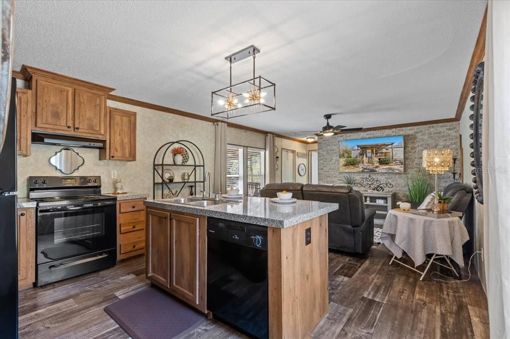 For Sale: $524,900 (5 beds, 4 baths, 2104 Square Feet)