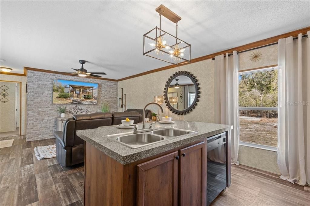 For Sale: $524,900 (5 beds, 4 baths, 2104 Square Feet)