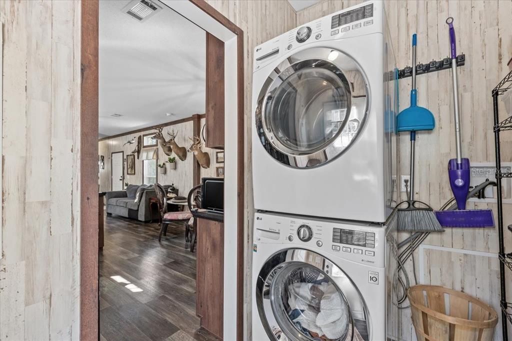 For Sale: $524,900 (5 beds, 4 baths, 2104 Square Feet)