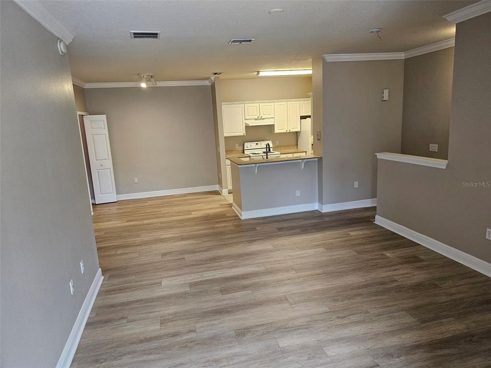 Active With Contract: $1,550 (1 beds, 1 baths, 942 Square Feet)
