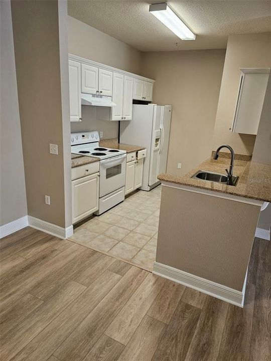 Active With Contract: $1,550 (1 beds, 1 baths, 942 Square Feet)