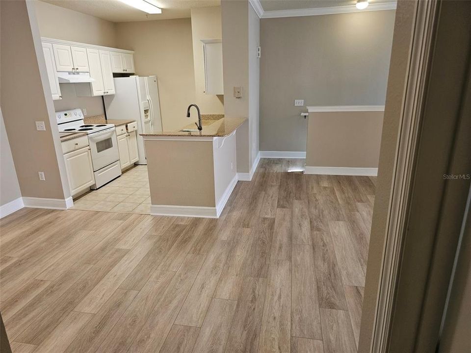 Active With Contract: $1,550 (1 beds, 1 baths, 942 Square Feet)