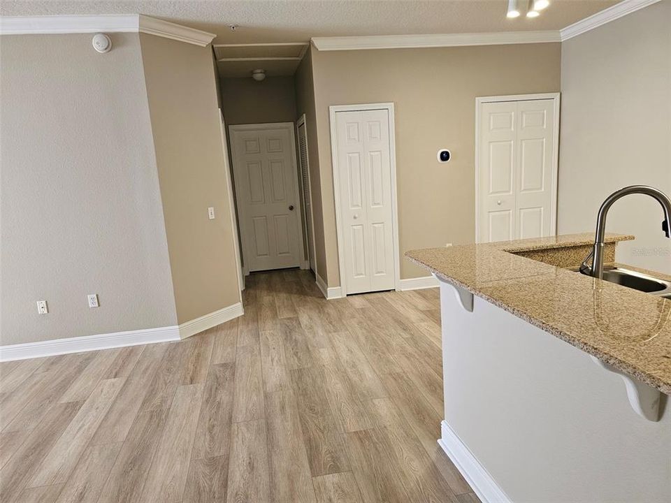 Active With Contract: $1,550 (1 beds, 1 baths, 942 Square Feet)