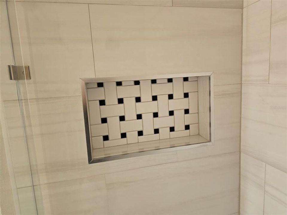 Active With Contract: $1,550 (1 beds, 1 baths, 942 Square Feet)