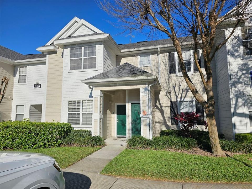 Active With Contract: $1,550 (1 beds, 1 baths, 942 Square Feet)