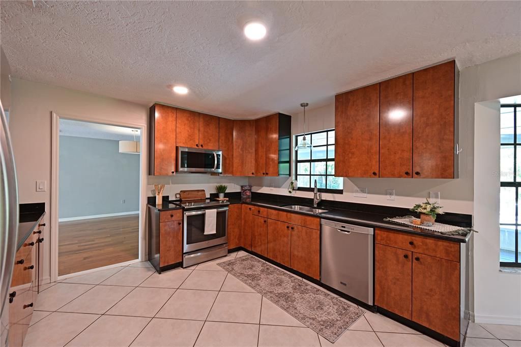 Activo con contrato: $549,000 (3 camas, 2 baños, 2412 Pies cuadrados)