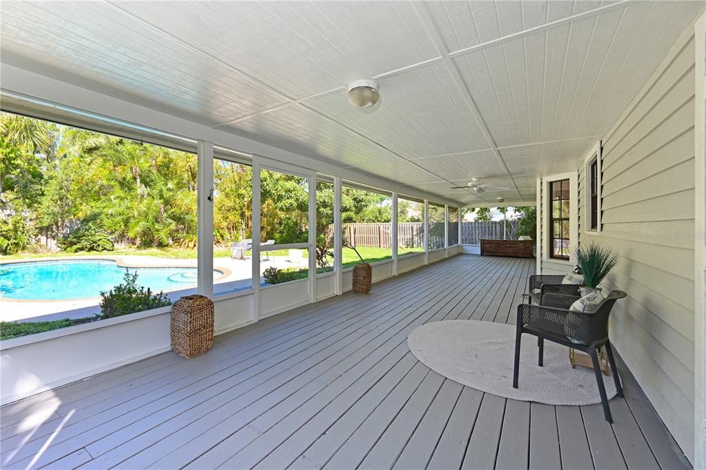 Activo con contrato: $549,000 (3 camas, 2 baños, 2412 Pies cuadrados)