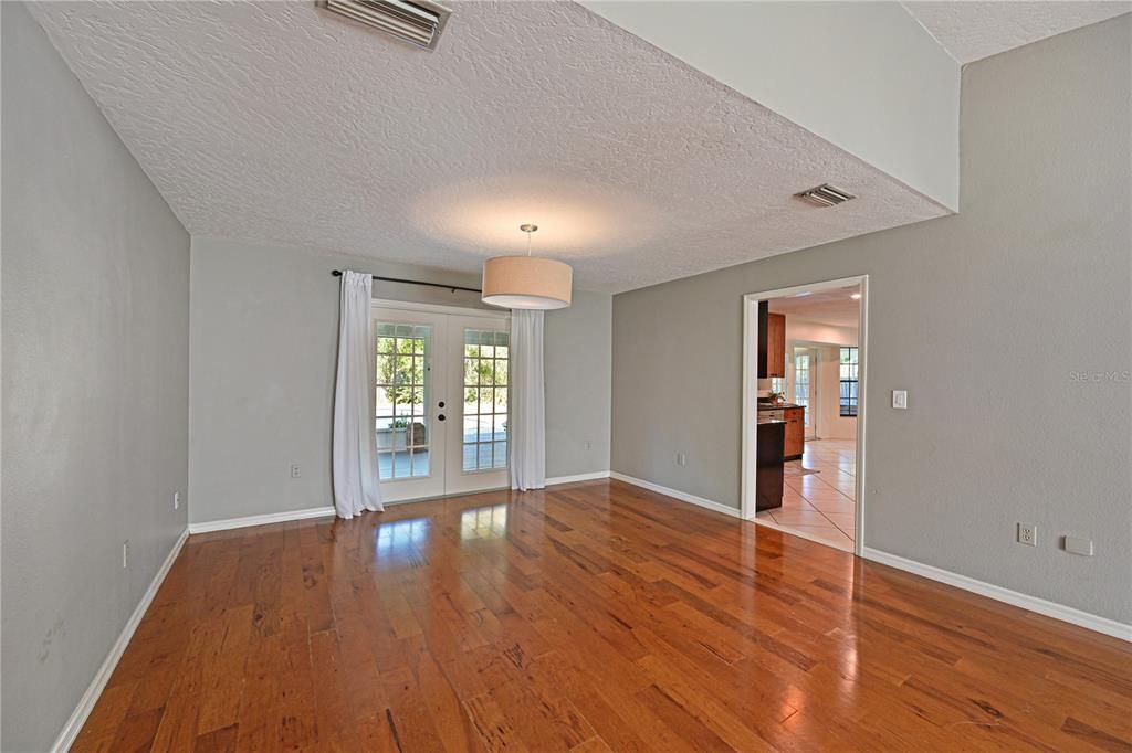 Activo con contrato: $549,000 (3 camas, 2 baños, 2412 Pies cuadrados)