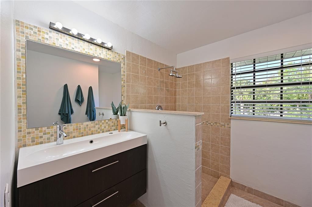 Activo con contrato: $549,000 (3 camas, 2 baños, 2412 Pies cuadrados)