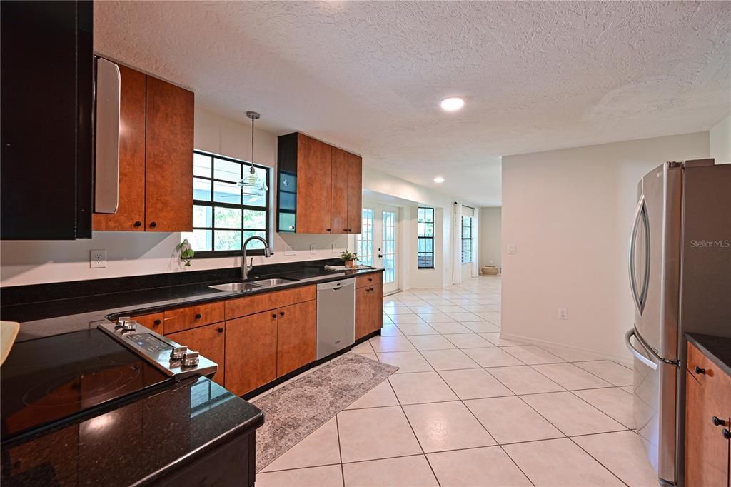 Activo con contrato: $549,000 (3 camas, 2 baños, 2412 Pies cuadrados)