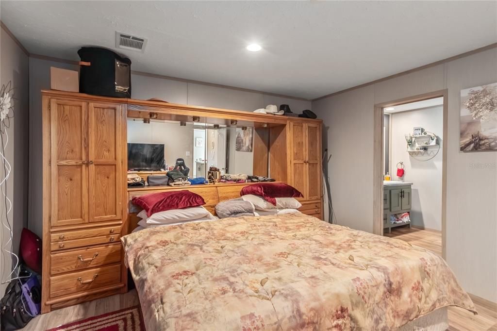 For Sale: $2,400,000 (3 beds, 2 baths, 2410 Square Feet)