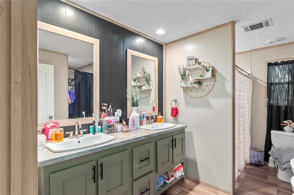 For Sale: $2,400,000 (3 beds, 2 baths, 2410 Square Feet)