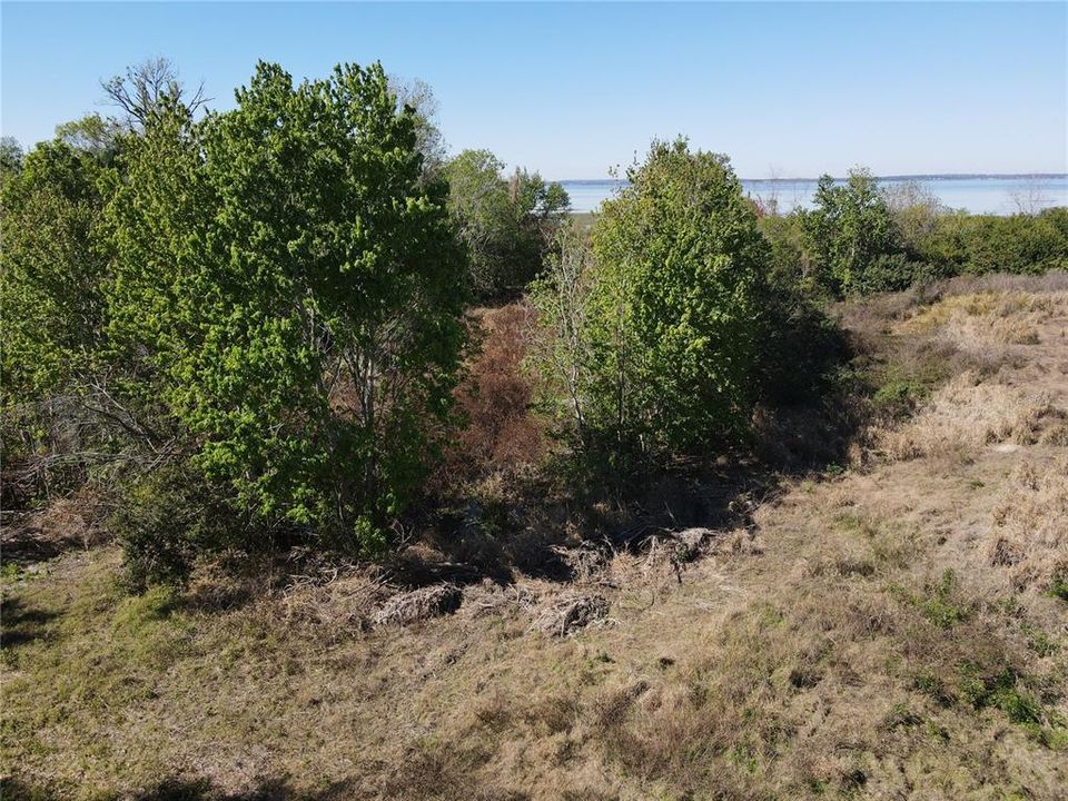 待售: $395,000 (3.04 acres)