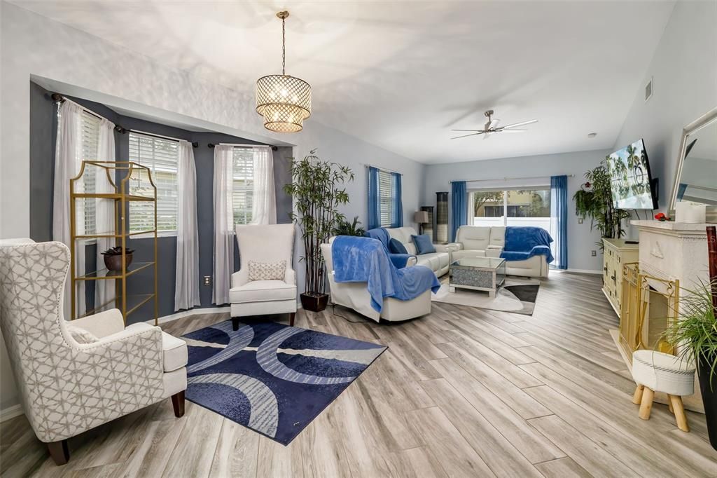 На продажу: $269,000 (2 спален, 2 ванн, 1243 Квадратных фут)