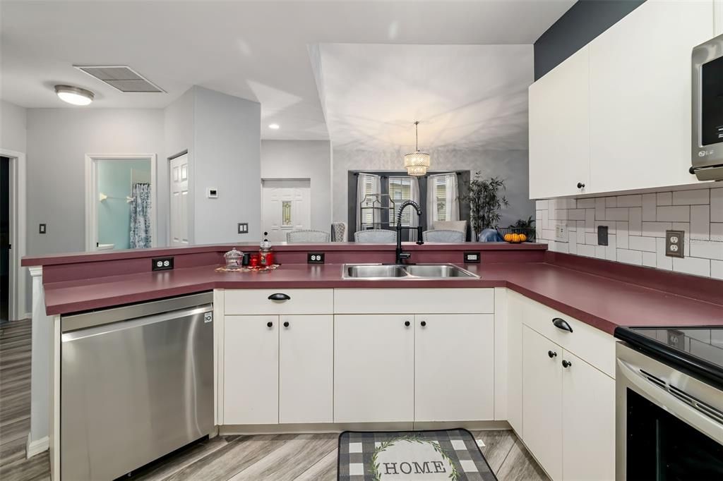 На продажу: $269,000 (2 спален, 2 ванн, 1243 Квадратных фут)