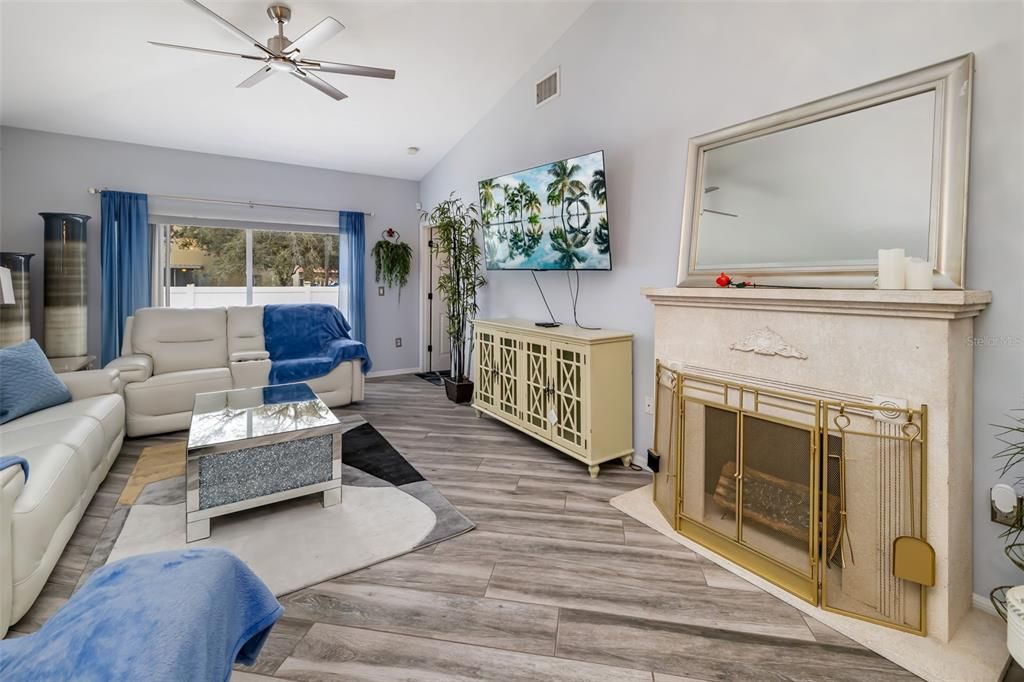 На продажу: $269,000 (2 спален, 2 ванн, 1243 Квадратных фут)