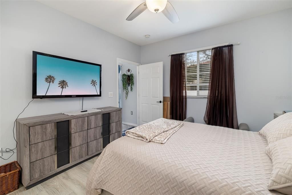 На продажу: $269,000 (2 спален, 2 ванн, 1243 Квадратных фут)