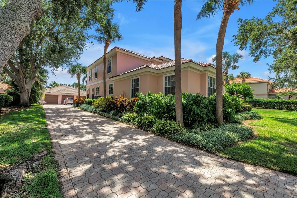 For Sale: $3,350,000 (6 beds, 6 baths, 6140 Square Feet)