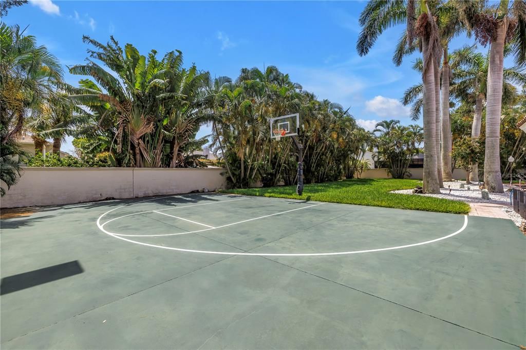 For Sale: $3,350,000 (6 beds, 6 baths, 6140 Square Feet)