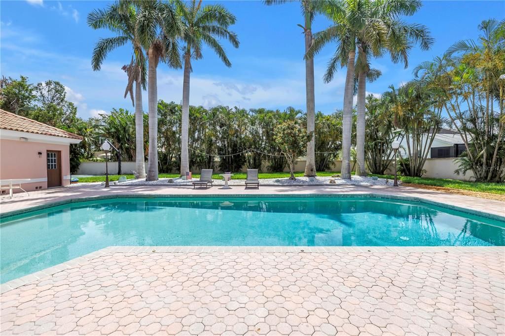 For Sale: $3,350,000 (6 beds, 6 baths, 6140 Square Feet)