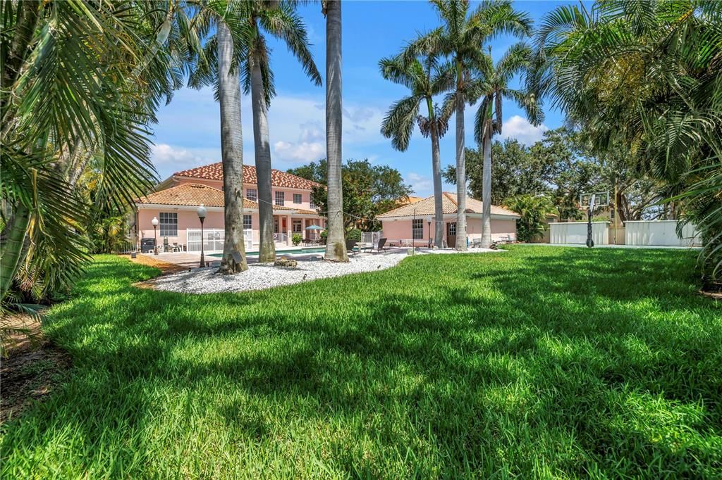 For Sale: $3,350,000 (6 beds, 6 baths, 6140 Square Feet)