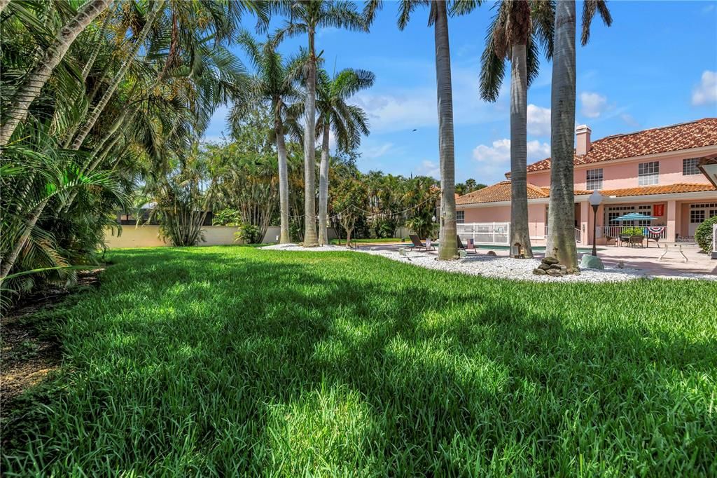 For Sale: $3,350,000 (6 beds, 6 baths, 6140 Square Feet)