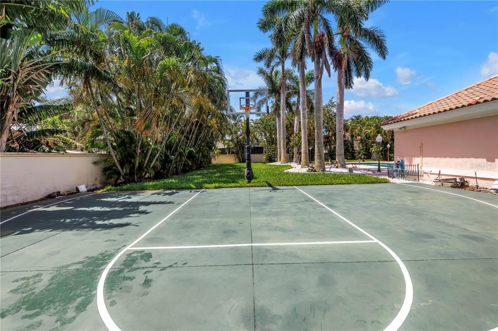 For Sale: $3,350,000 (6 beds, 6 baths, 6140 Square Feet)