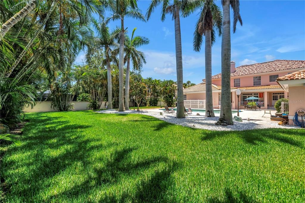 For Sale: $3,350,000 (6 beds, 6 baths, 6140 Square Feet)