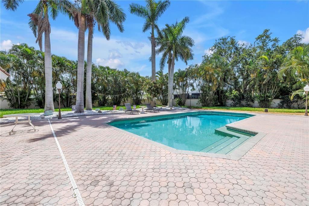 For Sale: $3,350,000 (6 beds, 6 baths, 6140 Square Feet)