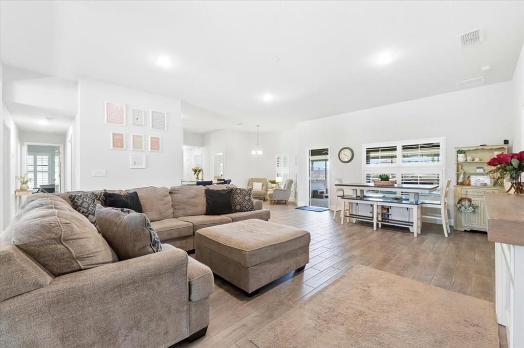 En Venta: $569,500 (5 camas, 3 baños, 2516 Pies cuadrados)