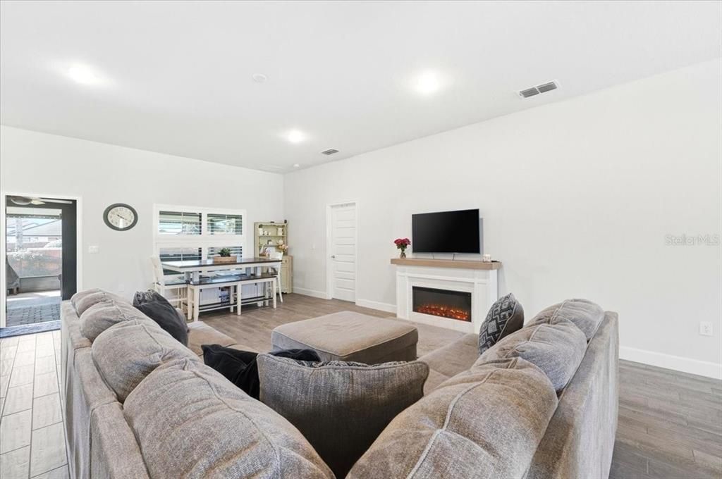 En Venta: $569,500 (5 camas, 3 baños, 2516 Pies cuadrados)