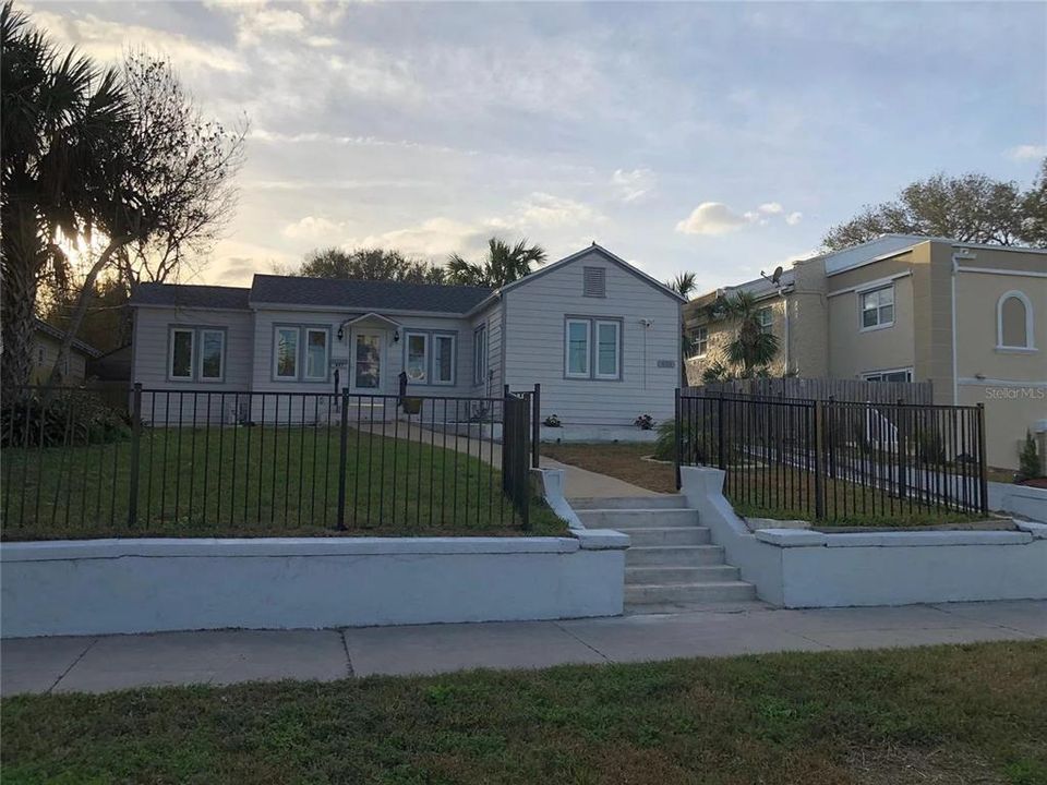 For Sale: $345,000 (3 beds, 1 baths, 1090 Square Feet)