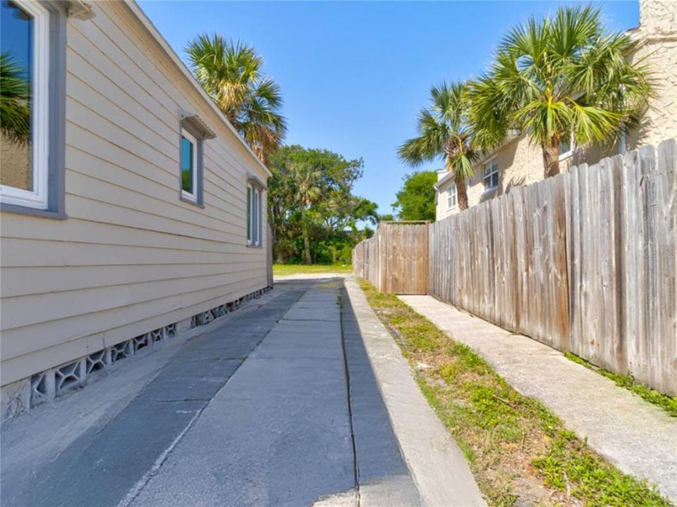 For Sale: $345,000 (3 beds, 1 baths, 1090 Square Feet)